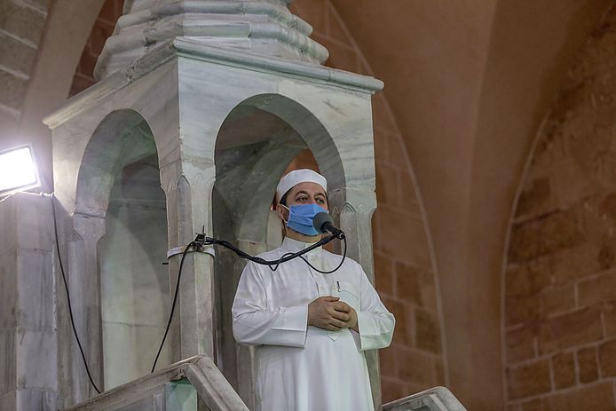 Een imam in een moskee in Gaza City deed vandaag het gebed met een mondmasker op