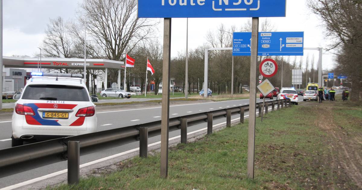 Ongeluk met drie autos in Almelo, bestuurder mee met politie op verdenking van rijden onder invloed.