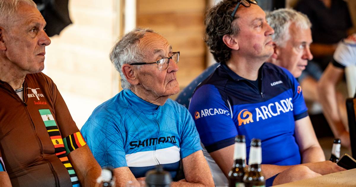 Met een diepe buiging van Hennie Kuiper: Theo (90) fietst 63 kilometer én gaat voor werelduurrecord