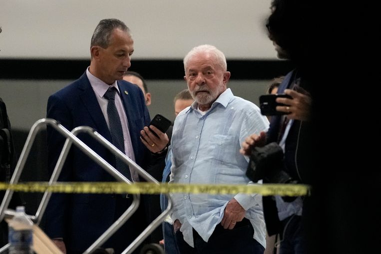De 77-jarige Lula (midden) inspecteerde de schade in zijn ambtswoning, het presidentieel paleis Planalto.  Beeld AP