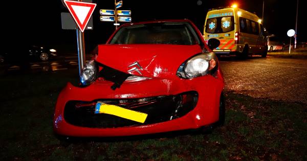 Bestuurder gewond bij aanrijding in Oploo