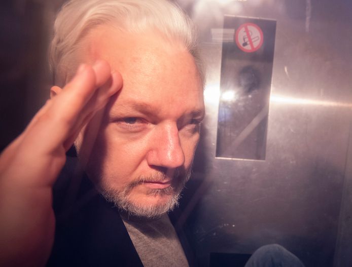 Assange blijft weigeren zich over te geven aan VS | Buitenland