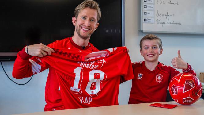 Bob (10) uit Delden weet niet wat hem overkomt: opeens staat FC Twente-speler Michel Vlap in de klas 