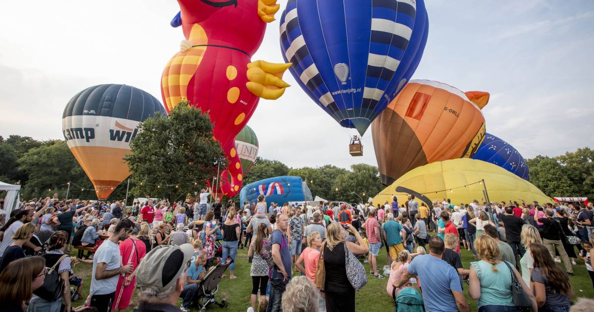 Samenpersen voetstuk mini Ballonnen kleuren luchtruim tijdens Twente Ballooning | Oldenzaal |  tubantia.nl