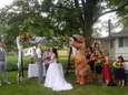 Bruidsmeisje daagt op huwelijk van haar zus op als T-Rex: “Ik mocht aandoen wat ik wou, had ze gezegd”