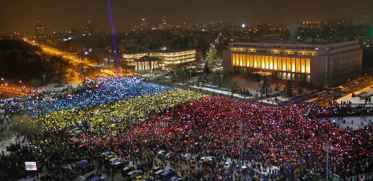Een enorme mensenmassa betoogt in het Roemeense Boekarest op 12 februari 2017. Beeld EPA