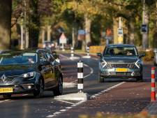 Je stuurt je een ongeluk op de weg van Diepenheim naar Neede: ‘Levensgevaarlijk, zowel voor automobilisten als fietsers’