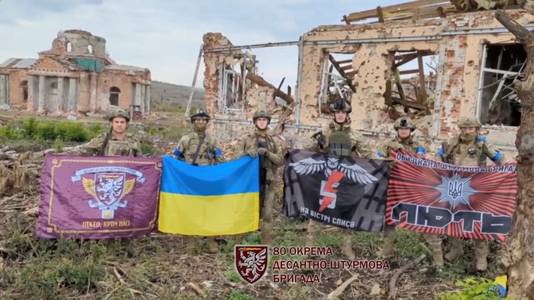 Soldaten met de Oekraïense vlag in Klishchiivka.