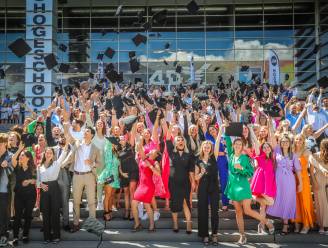 ZIEN. Diploma’s en champagne in de hand, hoedjes in de lucht: Hasseltse PXL-studenten vieren proclamatie