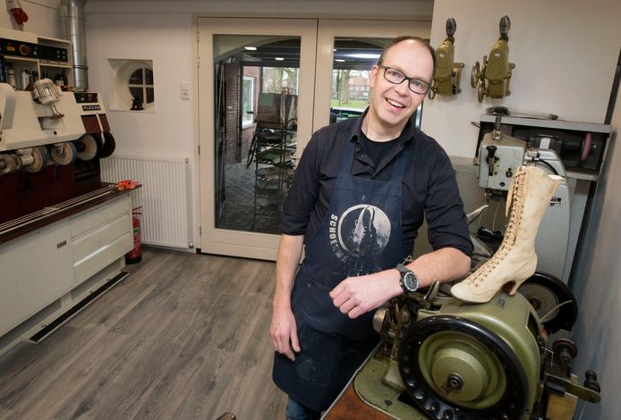 Erik de Roos in zijn atelier. Hij is de vierde generatie schoenmaker in zijn familie.