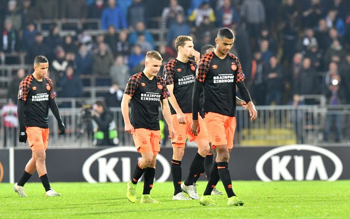 PSV verlaat ontgoocheld het veld na de sof tegen LASK Linz (4-1).
