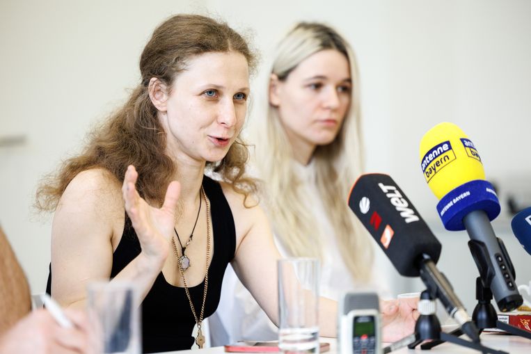 Maria Alyokhina (L) and Diana Burkot Beeld Matthias Balk/dpa