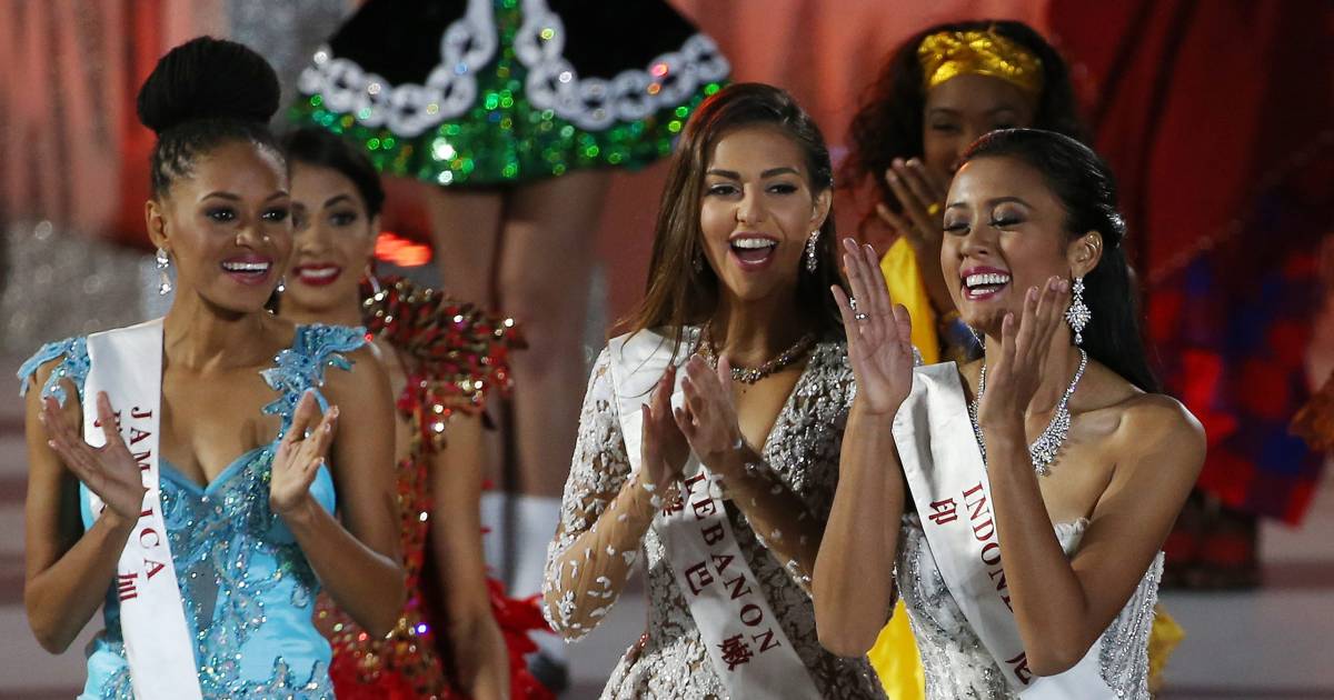 “Peserta kontes Miss Universe Indonesia harus berdiri topless dengan kaki terbuka untuk scan tubuh” |  Menampilkan