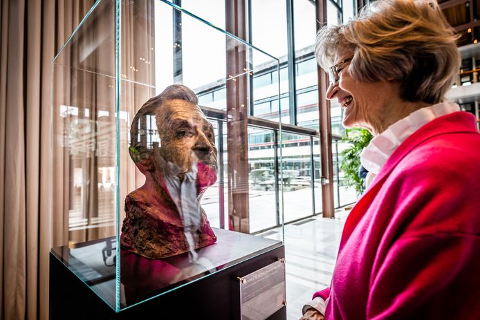Cecile Matser bekijkt het beeld van haar beroemde vader, burgemeester van de wederopbouw van Arnhem Chris Matser.