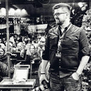 Hans-Peter van Velthoven in het Glazen Huis van 3FM, waar hij al jaren de foto's voor maakt.