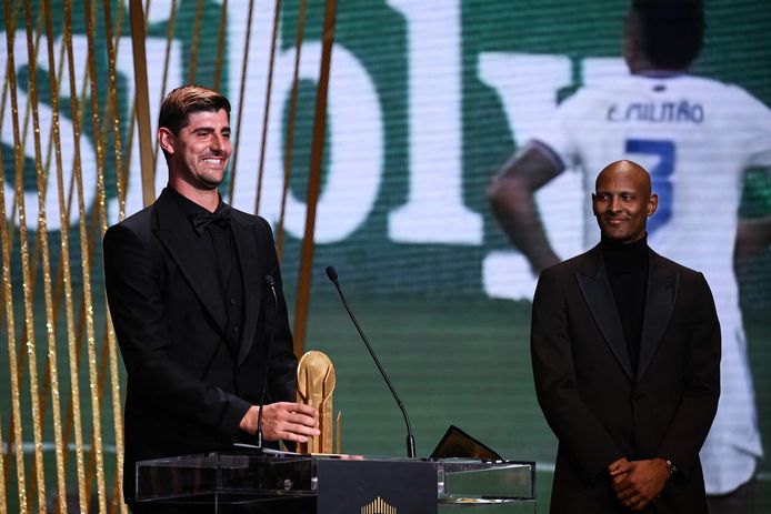 Courtois op 17 oktober met de Lev Yashin Award als beste doelman ter wereld.