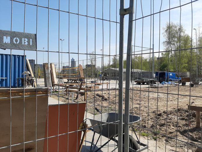 De bouw van BeweegR is gestart. Naast de beachvolleybalvelden komt het complex te staan.