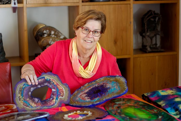 Jeanne Buijtels bij enkele van haar geodes.
