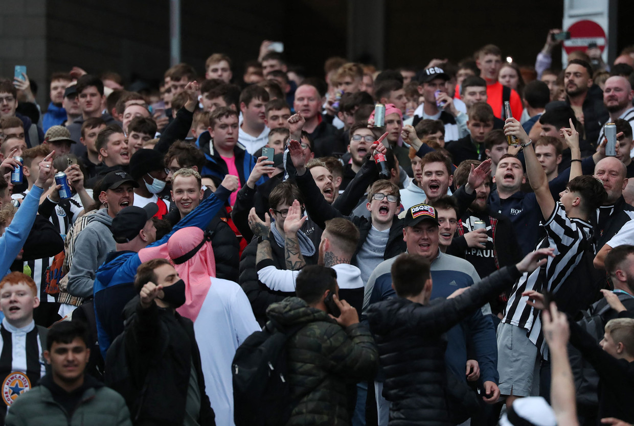Newcastle United-fans aan het feesten eerder deze week. Taferelen die je niet verwacht bij een club op een degradatieplaats, maar de overname door steenrijke Saudi's doet dromen. Beeld AFP