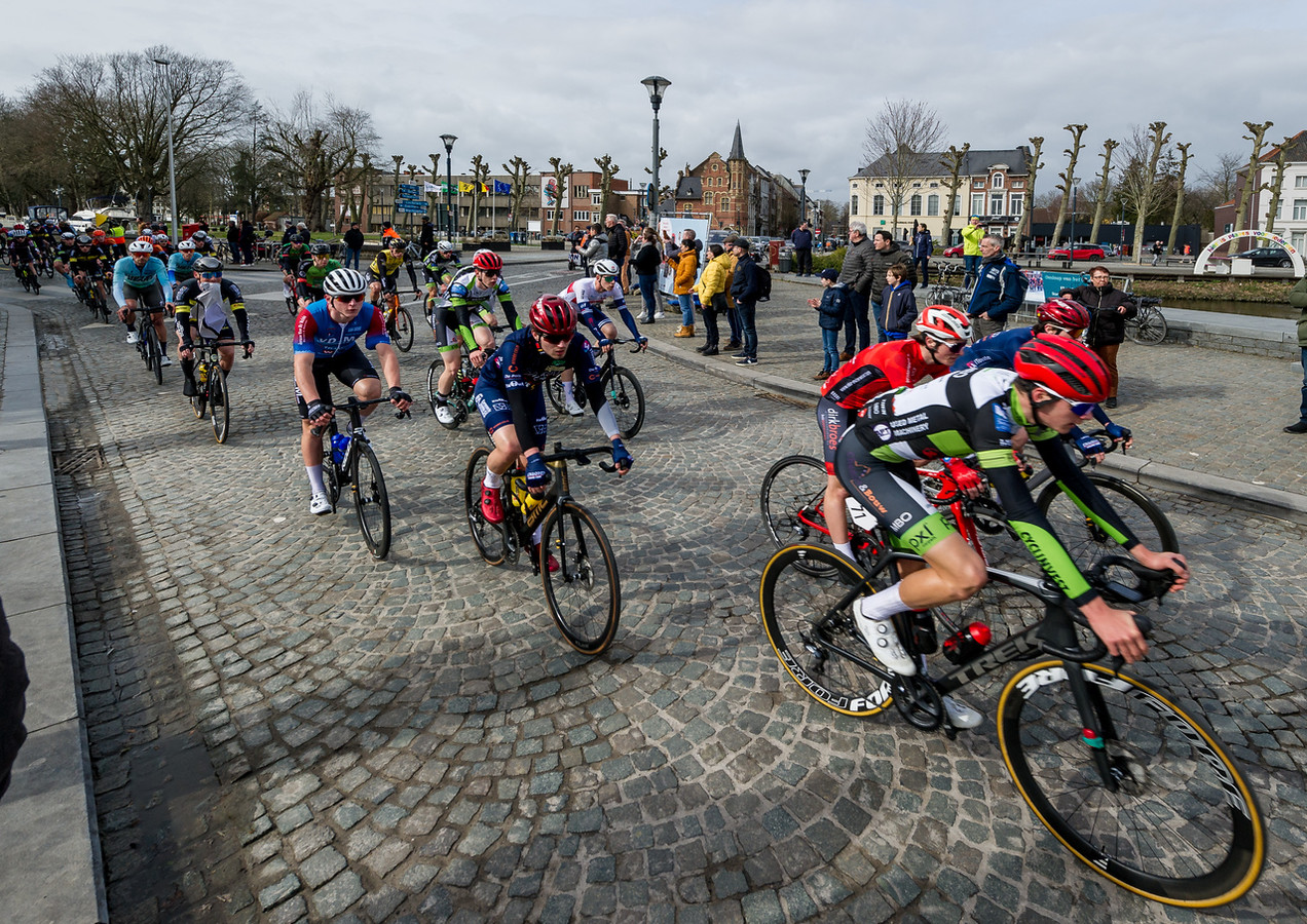 IN BEELD. Omloop van het Waasland start in Lokeren Foto hln.be