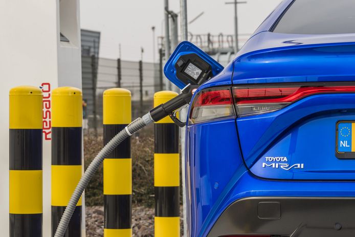 De Toyota Mirai rijdt op waterstof, maar werd in Nederland nooit een succes.