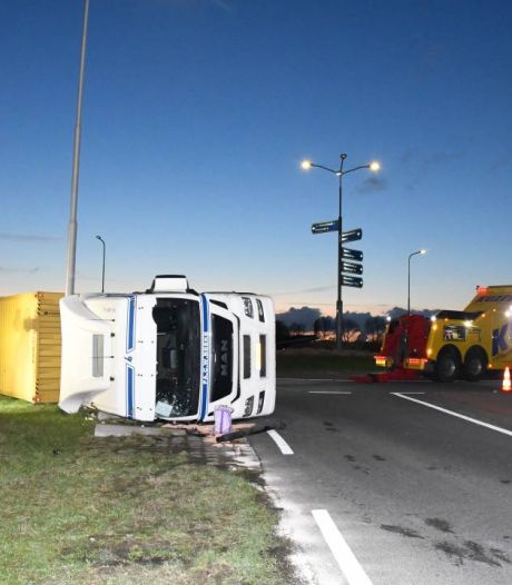 Vrachtwagen gekanteld bij ‘s-Heerenhoek