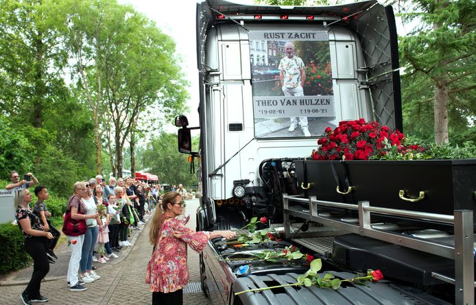 Tientallen mensen legden een roos bij de kist van Theo van Hulzen op de vrachtwagen.  Foto William Hoogteyling