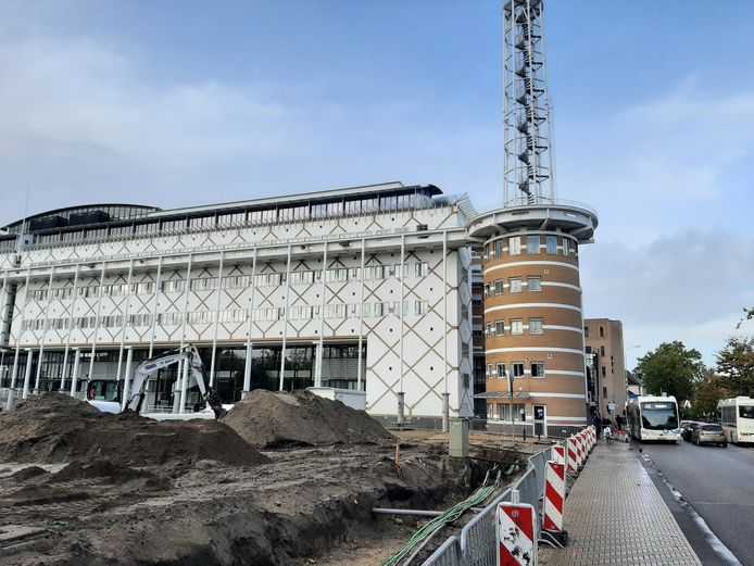 ... en dit is sinds donderdagmiddag het beeld in hartje Apeldoorn. De werkzaamheden hebben niks met Baboe van doen, wel met de opknapbeurt van het Marktplein.