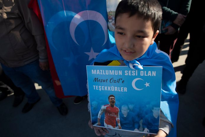 Een Turkse jongen bedank Özil voor zijn steun tijdens een demonstratie, gisteren in Istanboel.