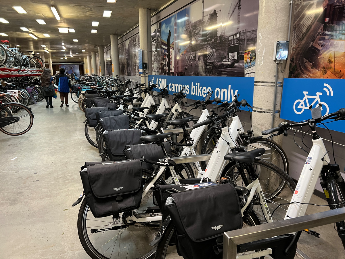Meer ebikes voor ASMLpersoneel bij station Eindhoven; oude fietsenstalling weer open Foto