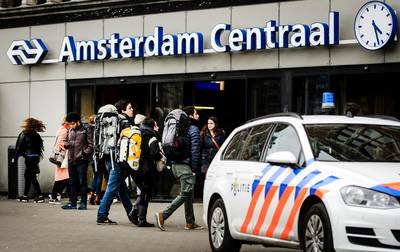 Amsterdam CS ontruimd na schoten en steekpartij