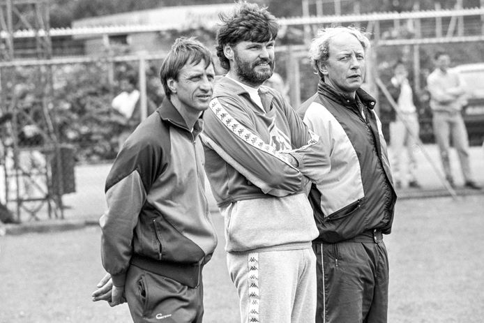 1987: Ajax-trainer Johan Cruijff met assistenten Barry Hulshoff en Cees Koppelaar.