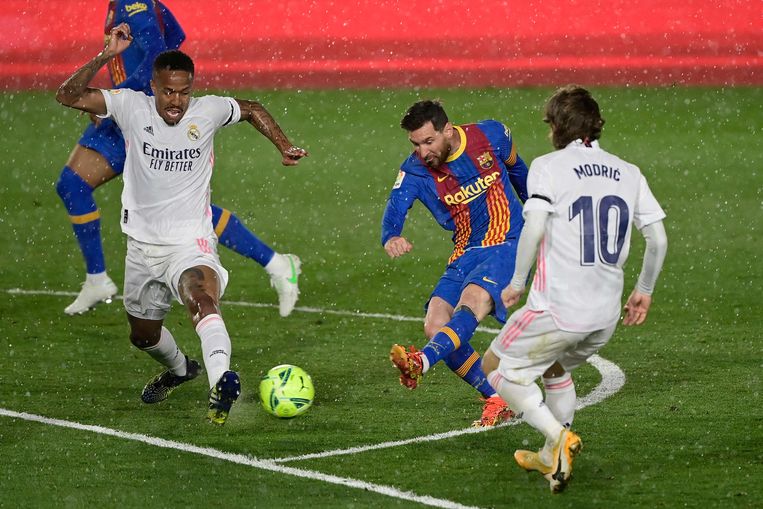 Real Madrid-verdediger Eder Militão blokt een schot van Lionel Messi, al jaren de vedette van Barça. Beeld AFP