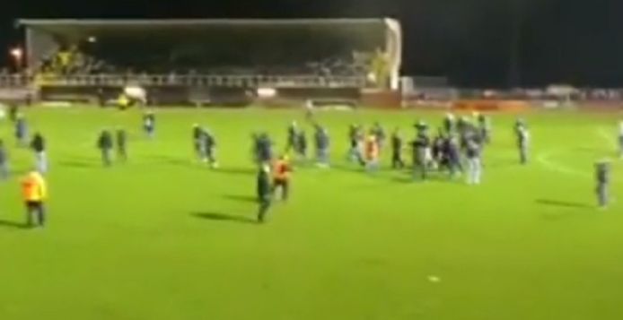 Supporters van La Louvière bestormden het veld na het laatste fluitsignaal om dan uit te halen naar de spelers van de tegenpartij.