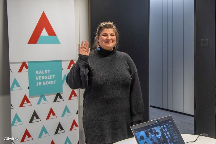 Groen-gemeenteraadslid Sarah De Bruecker legt de eed af bij gemeenteraadsvoorzitter David Coppens (N-VA).
