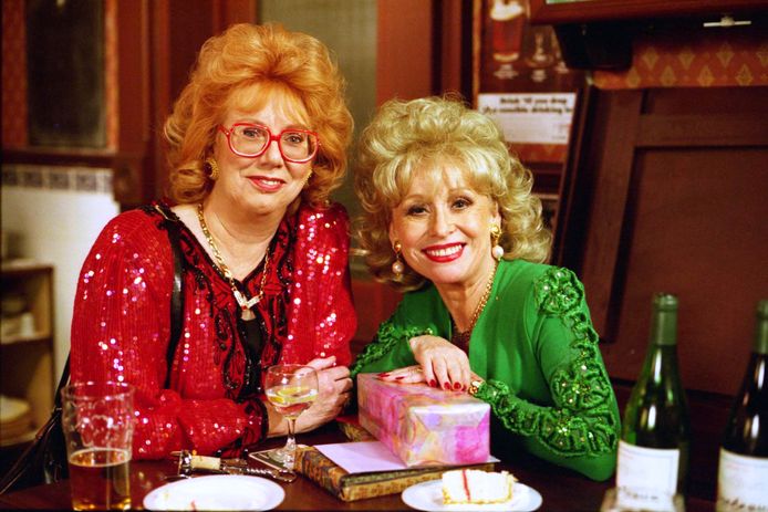 Anna Karen en Barbara Windsor in 'EastEnders'.