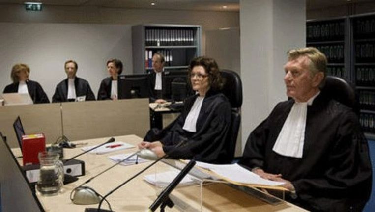 De voorzitter van de rechtbank in het liquidatieproces mr. Frits Lauwaars (r) en rechter mr. M.G. Tarlavski (tweede van rechts). Foto ANP Beeld 