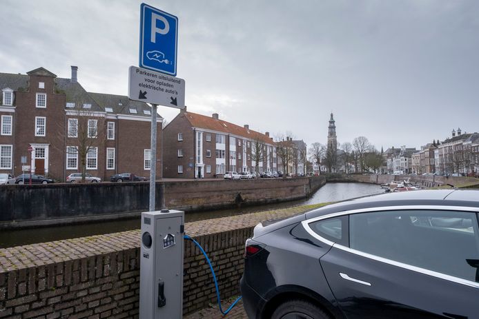 Het plan is bedacht om elektrisch rijden te bevorderen en zo het Nederlandse wagenpark sneller te vergroenen.