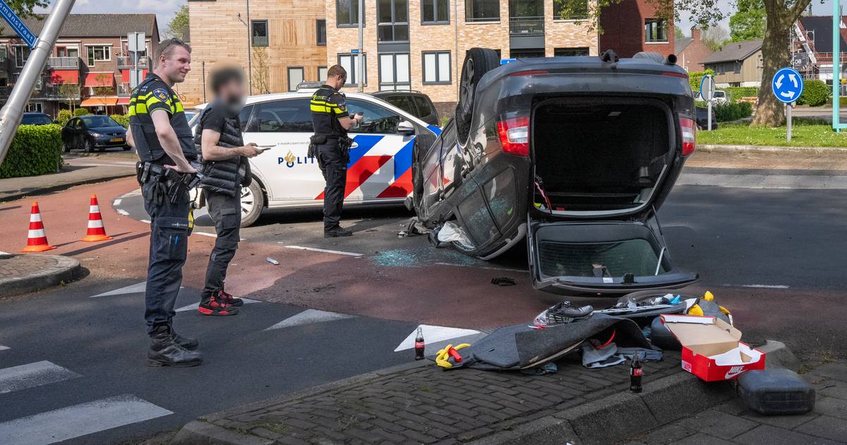 Weer aanrijding op beruchte rotonde in Huissen: auto over de kop na aantikken middenberm.