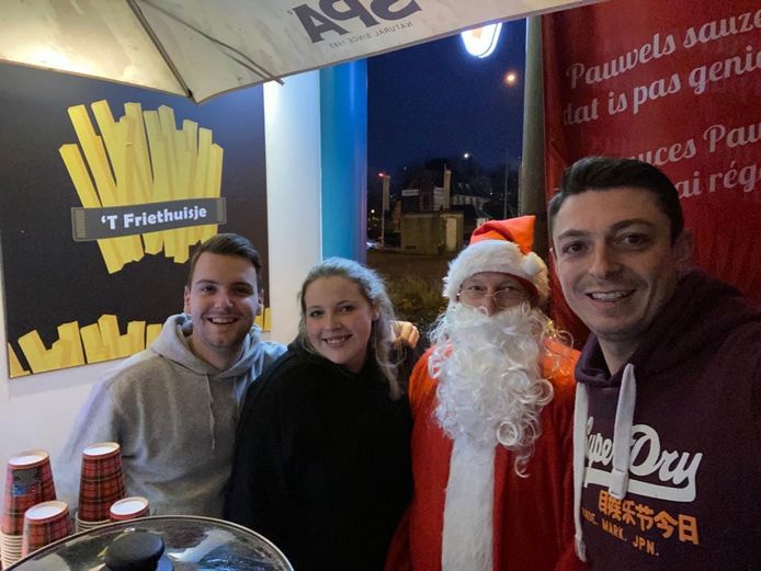 De kerstman streek neer bij 't Friethuisje in Zelzate.