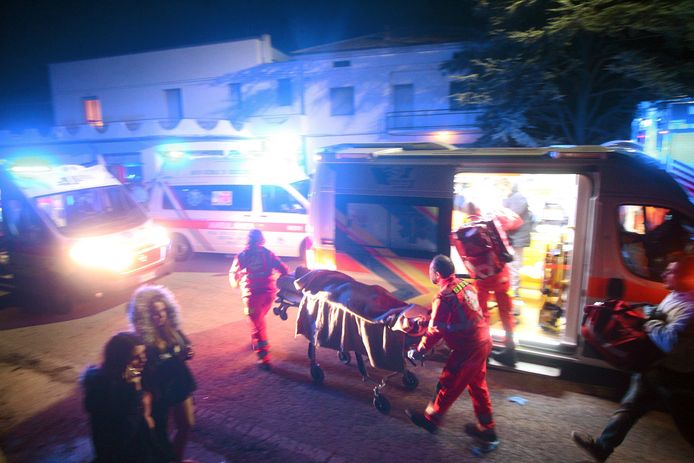 Ambulanciers bij de interventie op 8 december in Corinaldo. Vijf jongeren en een moeder kwamen in het gedrang om het leven. De paniek werd veroorzaaakt door een pepperspray-incident.