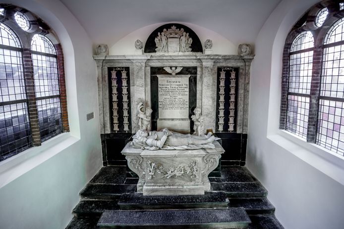 Het praalgraf van Hiernonymus Van Tuyll van Serooskerken in de kerk van Stavenisse. Al het marmer wordt naar Amsterdam getransporteerd om het zout er uit te krijgen.