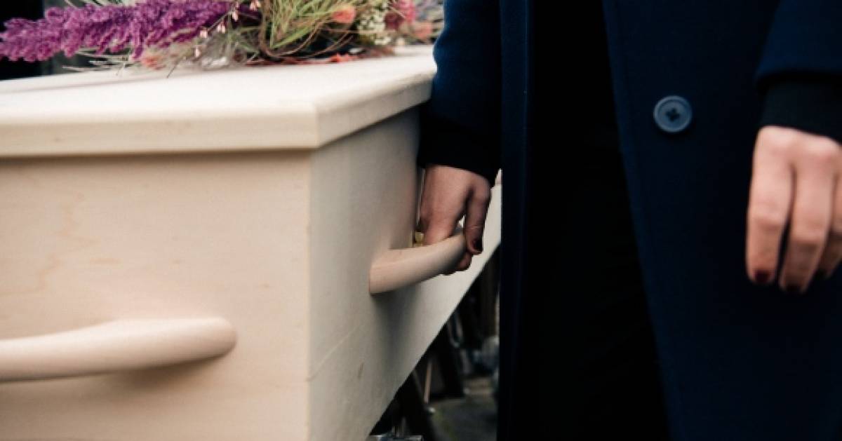 Une « petite amie » trompe sa famille lors de funérailles françaises et vole secrètement des bijoux dans un cercueil ouvert |  À l’étranger