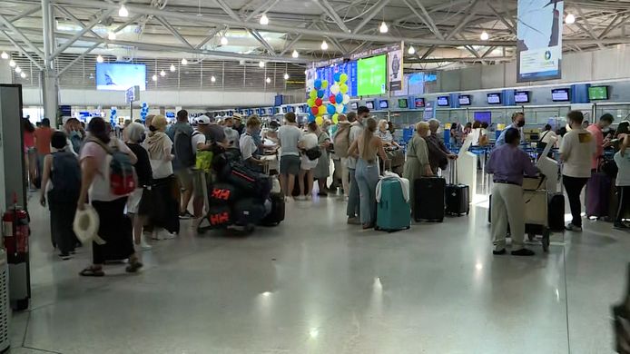 Toeristen staan aan te schuiven om het eiland te verlaten.