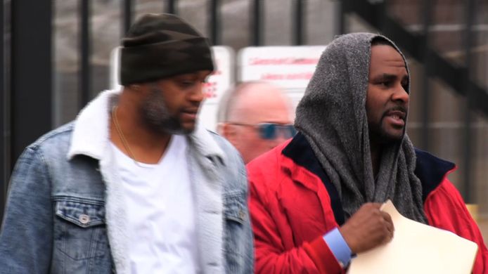 R. Kelly (rechts) bij zijn vrijlating uit de gevangenis afgelopen zaterdag nadat hij eindelijk een alimentatieschuld aan zijn ex betaald heeft. Even daarvoor was Kelly nog voorlopig vrijgelaten na een aantal beschuldigingen van seksueel misbruik.