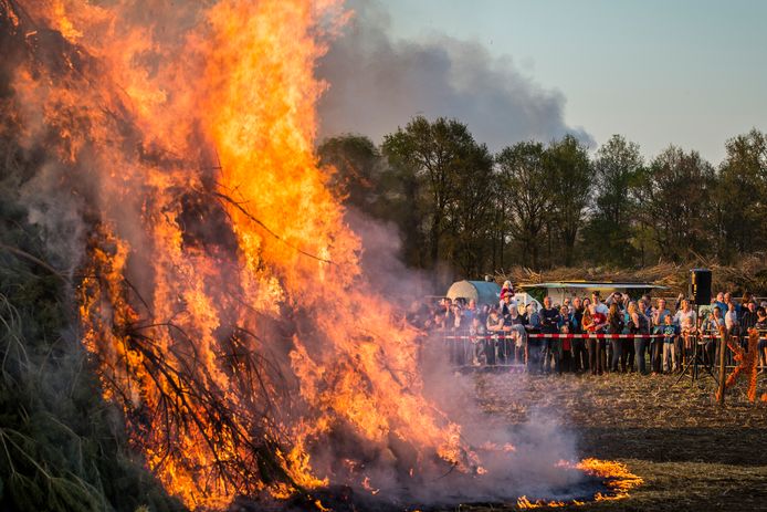 De traditionele paasvuren dit weekend veroorzaken stankoverlast in de regio Rijnmond.