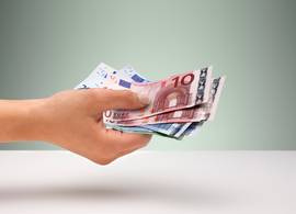 Brenda (44): “Ik leende mijn ex al zo’n €10.000, mijn partner weet van niets”