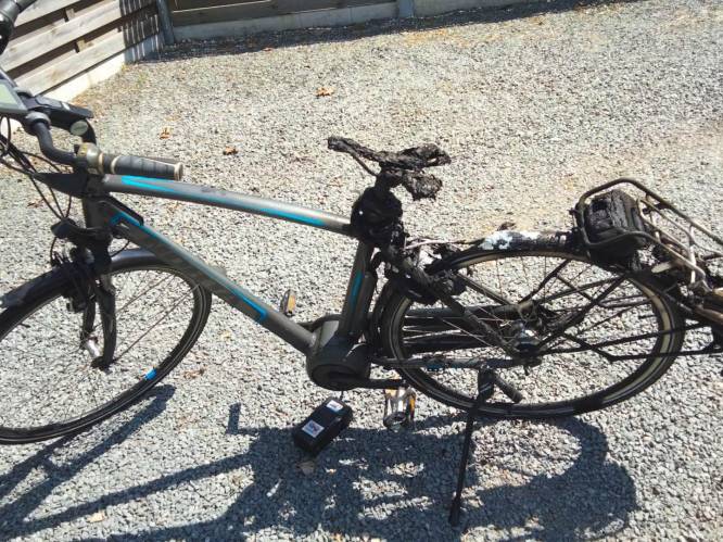 Brandweer waarschuwt voor gevaren bij het opladen van elektrische fiets: “Blijf in de buurt, er kan altijd iets misgaan”
