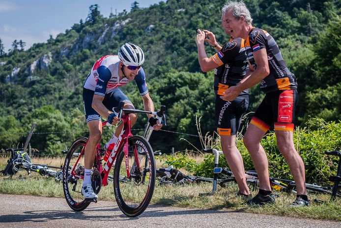 Na een solo van 42 kilometer won Bauke Mollema de etappe van Carcassonne naar Quillan.