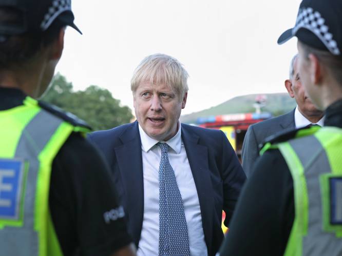 Boris Johnson bezoekt door dambreuk bedreigde gemeente, “waterpeil gezakt, maar nog altijd aanzienlijk gevaar”